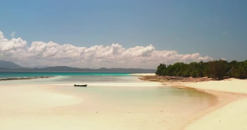 Bela vista de uma praia durante um dia ensolarado. Conceito: viagens, férias, paisagens