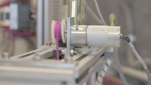 Mechanical robot operating a pulley system