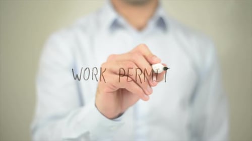 Permis de travail, homme écrivant sur écran transparent