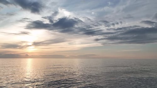 Textura de la superficie del agua del mar Reflejo de los rayos del sol