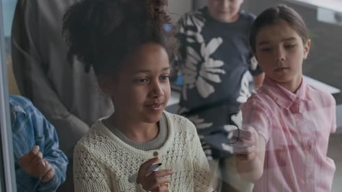 Afroamerikanisches Mädchen löscht Nummer 5 von der transparenten Klassentafel