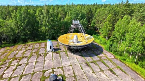 Centre international de radioastronomie de Ventspils à Viraki, Lettonie entouré de forêt, vue aérienne