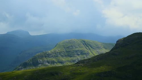 Wolken und Schatten ziehen über die Berglandschaft