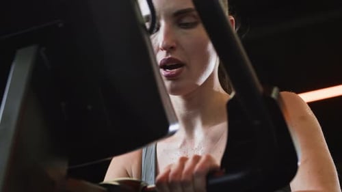Kaukasische Frau macht intensives Cardio im Fitnessstudio