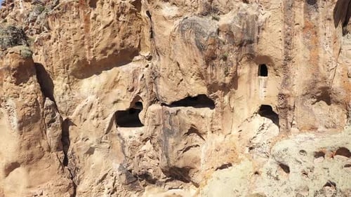 Vue aérienne de l'ancienne maison troglodyte en été 2