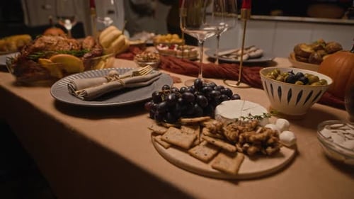 Pratos caseiros, copos e lanches na mesa festiva servidos no Dia de Ação de Graças