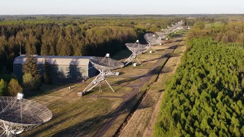 Vue aérienne du réseau de radiotélescopes de synthèse de Westerbork
