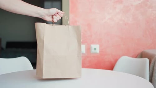 Bolsas de papel sobre mesa blanca