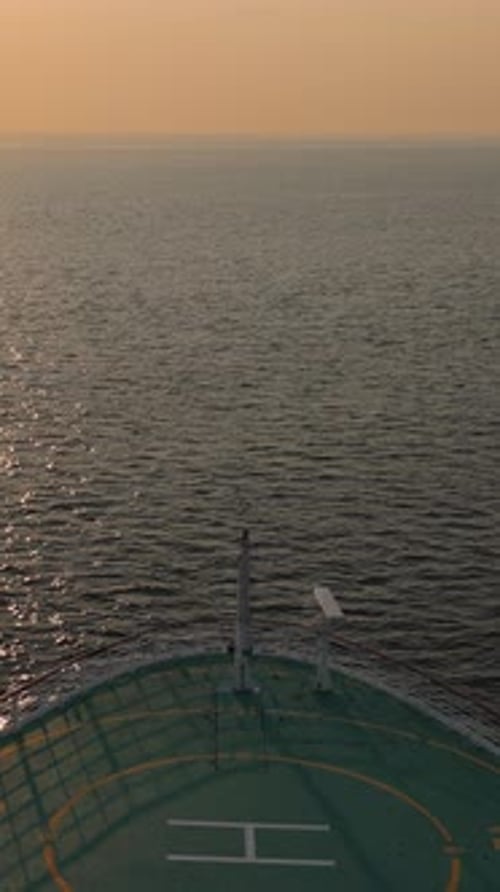 Vue aérienne d'un pont de navire et d'un héliport au coucher du soleil, Mexique.