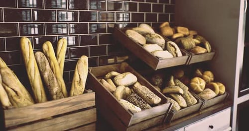 Délicieux assortiment de pains fraîchement sortis du four, présentés sur des étagères rustiques