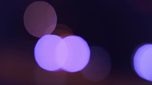 Les lumières violettes brillent dans l'obscurité