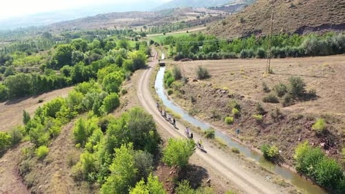 Groupe de personnes faisant du vélo de randonnée dans un champ vert