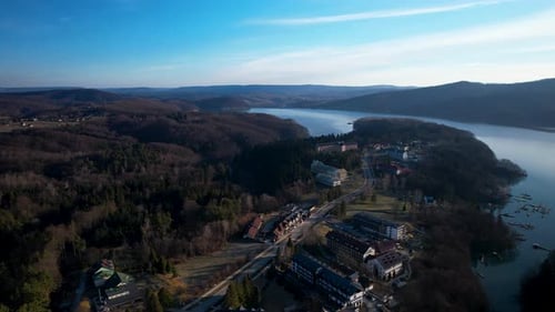 Vue aérienne vers l'avant du magnifique paysage du parc Polanczyk avec le lac.
Pologne