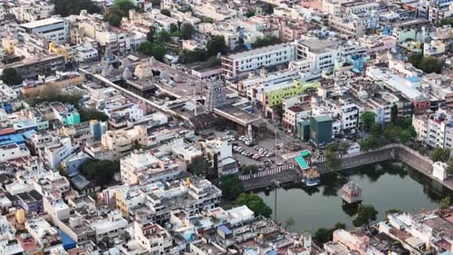Perspective aérienne de Triplicane, à Chennai, mettant en valeur l'emblématique réservoir du temple de Parthasarathy