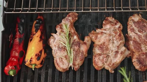 Der Küchenchef fügt dem gegrillten Frischfleisch Rosmarin hinzu, ein Gourmet-Dinner mit saftigem Fleisch und gegrilltem Süßem