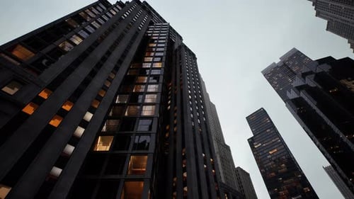 Un horizonte con varios edificios imponentes