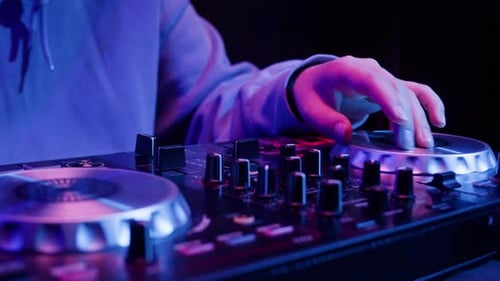 DJ tocando música en un festival en un club nocturno Músico techno con auriculares y gafas de sol actuando
