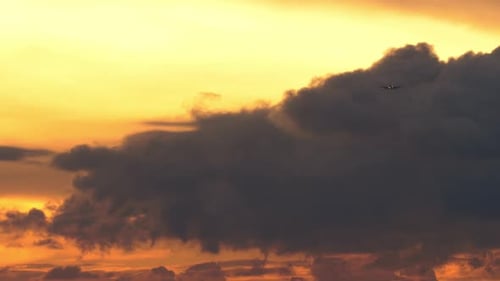 Magnifique coucher de soleil, ciel et avion