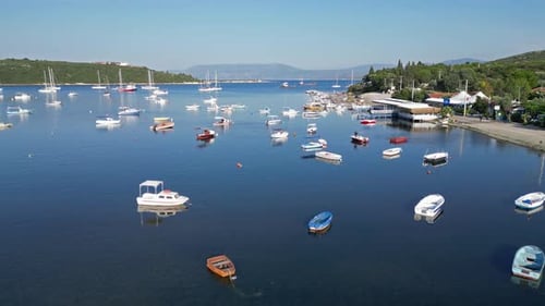 Drohnenaufnahme von Booten im Izmir-Sığacık-Meer