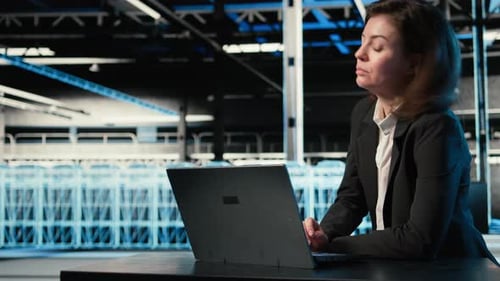 Optimierter Server-Laptop und Softwareentwickler im Rechenzentrum