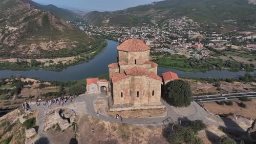 Das Kloster Jvari und der Zusammenfluss von drei Flüssen, Georgia