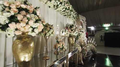 Die Hochzeitsbühne bietet eine atemberaubende Szene, die wunderschön in einem Panoramablick eingefangen wird.