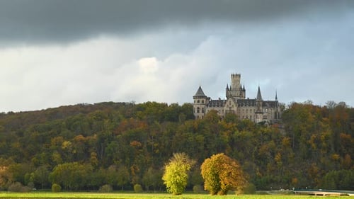 Vue en accéléré du château de Marienburg, chef-d'œuvre historique de style néo-gothique en Basse-Saxe, en Allemagne,