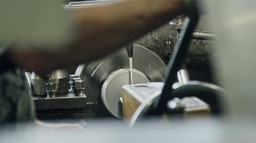 Fonctionnement de précision d'un tour CNC industriel par un ouvrier qualifié