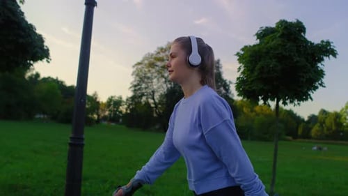 Young woman rollerblading in the park