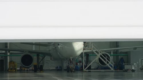 Ein Verkehrsflugzeug befindet sich derzeit in einem Hangar, das vollständig für wichtige Wartungsarbeiten vorbereitet ist