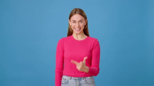 Frau, die auf den Finger zählt und mit den Händen eine Gewinngeste macht