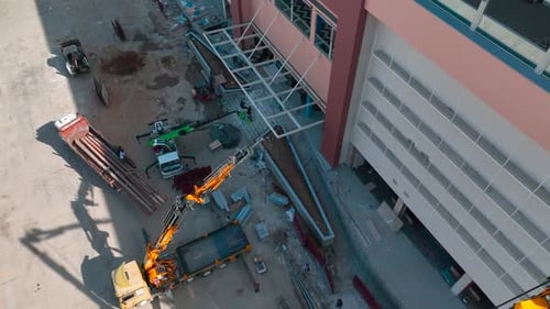 Drohnenansicht beim Laden von Vorräten in die oberen Stockwerke