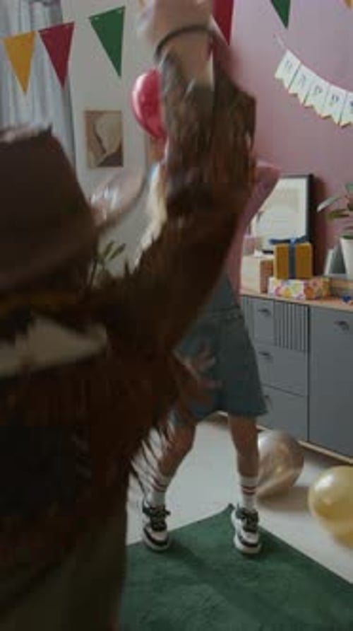 Garota dançando com outras crianças durante a celebração festiva de aniversário