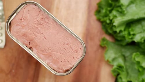 Primer plano de carne enlatada en la mesa