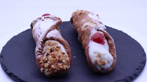 Cannolo Siciliano, cannoli siciliano, rellenos de crema de ricota que giran sobre un plato giratorio. Tradicional