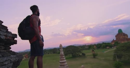 Jeune touriste afro-américain admirant la vue au coucher du soleil à Bagan au Myanmar