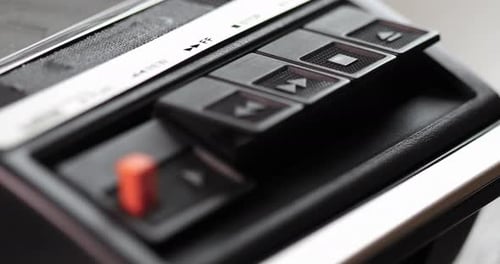 Stop-Taste, die auf einem Vintage-Kassettenspieler-Makro gedrückt wird