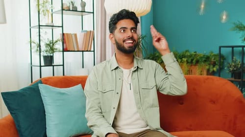 Un Indien inspiré et attentionné fait un geste Eureka en levant le doigt et a élaboré un plan créatif à la maison