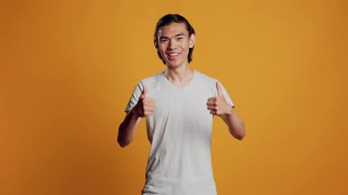 Cara despreocupado dando o polegar para cima na câmera