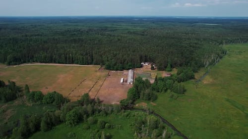 Luftaufnahme der Ranch mit Wohn- und Nebengebäuden und Beeten für den Anbau landwirtschaftlicher Produkte