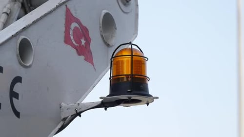 Orangefarbenes Warnlicht auf dem türkischen Schiff zeigt den Alarmstatus im Hafen an