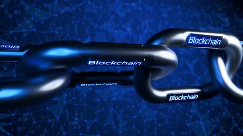Металлическая цепочка с надписью блокчейн. Концепция технологии блокчейн. Изменение блокчейна