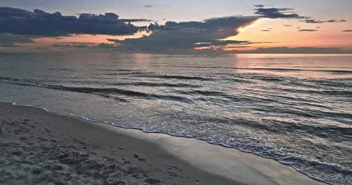 Ruhiger goldener Sonnenuntergang über der Ostsee im Sommer.