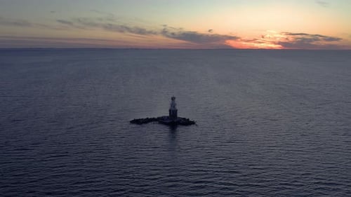 Im Sonnenuntergang in Richtung Leuchtturm fliegen