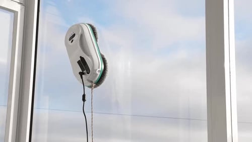 Intelligentes Haushaltsgeräte- und Technologiekonzept zum Waschen von Fenstern mit einem intelligenten Staubsauger