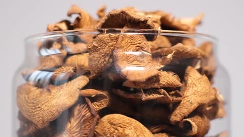 Gros plan d'un pot de champignons séchés