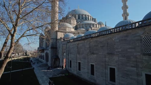 Seitenfassade der Süleymaniye-Moschee und der osmanischen Architektur in Istanbul