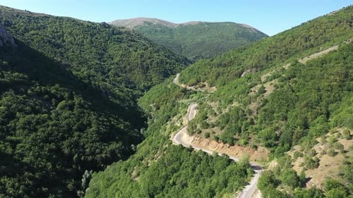 Vue aérienne des collines boisées et de la route de montagne