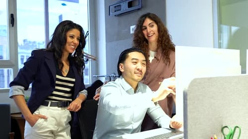 Colaboração da equipe de negócios discutindo estratégias de projeto no computador