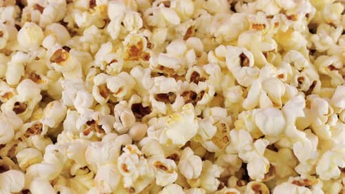 Rotierende Popcornkörner. Popcorn-Hintergrund. Makro und Nahaufnahme
.